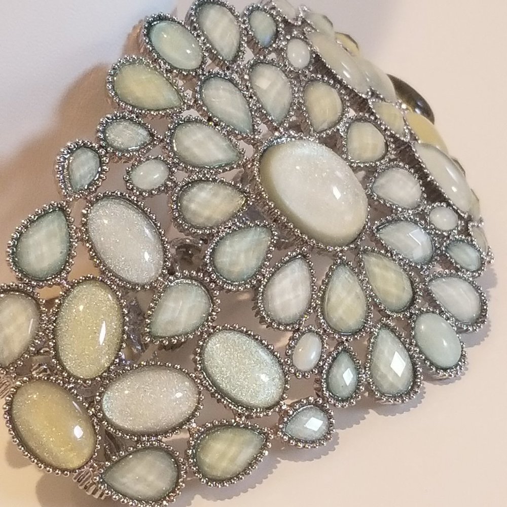 Teardrop Stone Design Bracelet in Light Green
